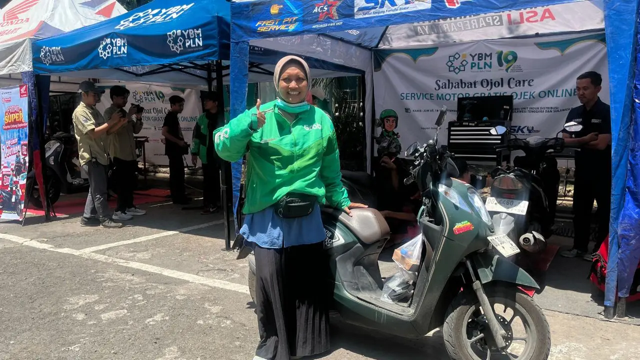 100 Ojol di Makassar Nikmati Servis Motor Gratis dari YBM PLN