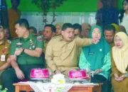 Plt Sekretaris DPRD Makassar Dampingi Wali Kota Salurkan Seragam Gratis untuk Siswa