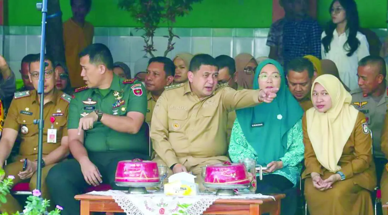 Plt Sekretaris DPRD Makassar Dampingi Wali Kota Salurkan Seragam Gratis untuk Siswa