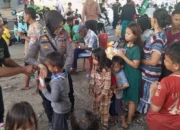 Binmas Polda Sulsel dan Tim Belajar Berbagi Tebar Kepedulian di Bawah Flyover Makassar