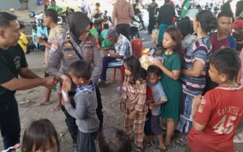 Binmas Polda Sulsel dan Tim Belajar Berbagi Tebar Kepedulian di Bawah Flyover Makassar