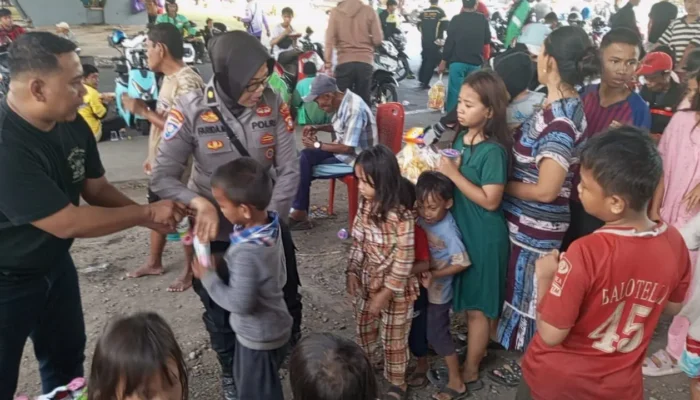 Binmas Polda Sulsel dan Tim Belajar Berbagi Tebar Kepedulian di Bawah Flyover Makassar