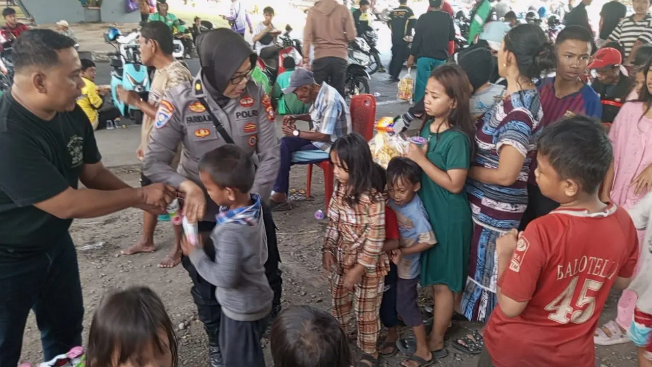 Binmas Polda Sulsel dan Tim Belajar Berbagi Tebar Kepedulian di Bawah Flyover Makassar