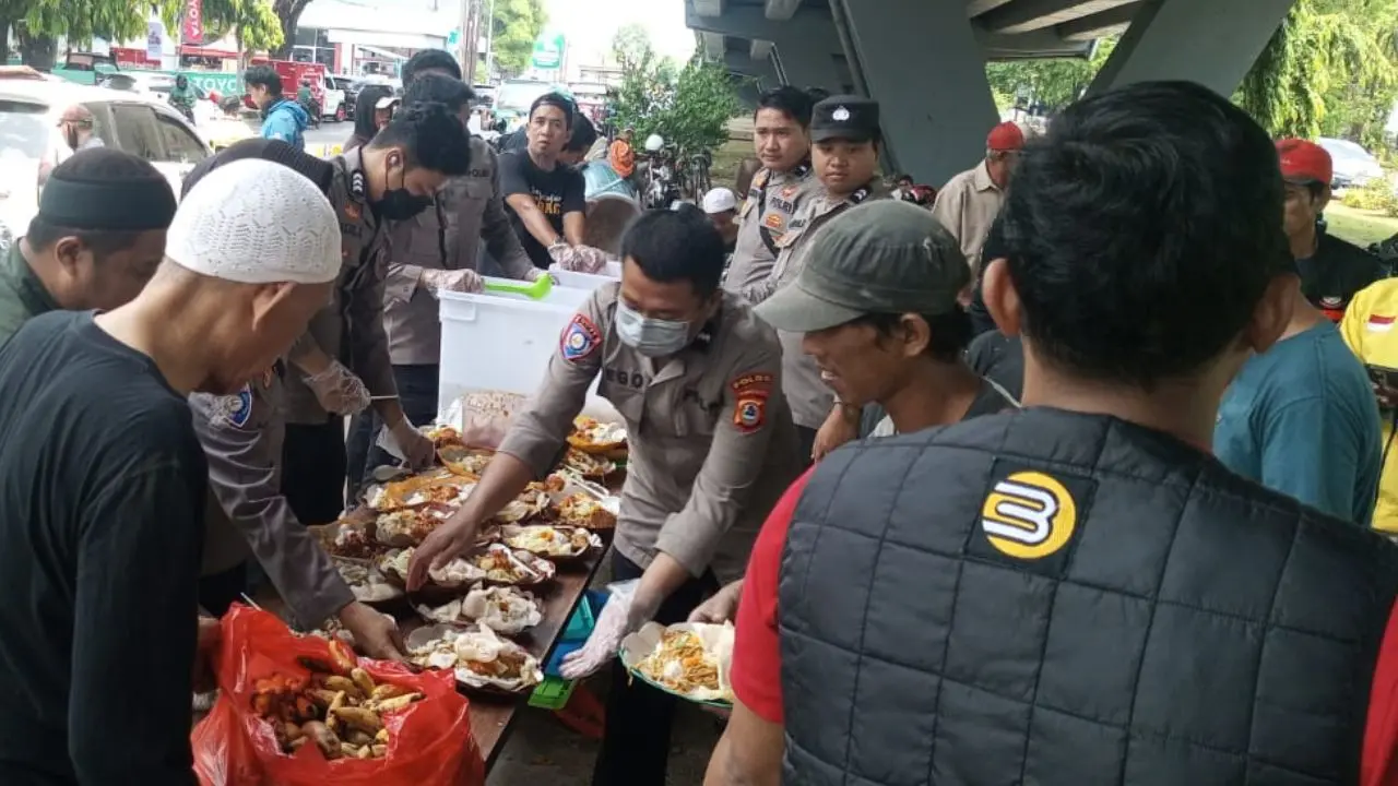 Binmas Polda Sulsel dan Tim Belajar Berbagi Tebar Kepedulian di Bawah Flyover Makassar