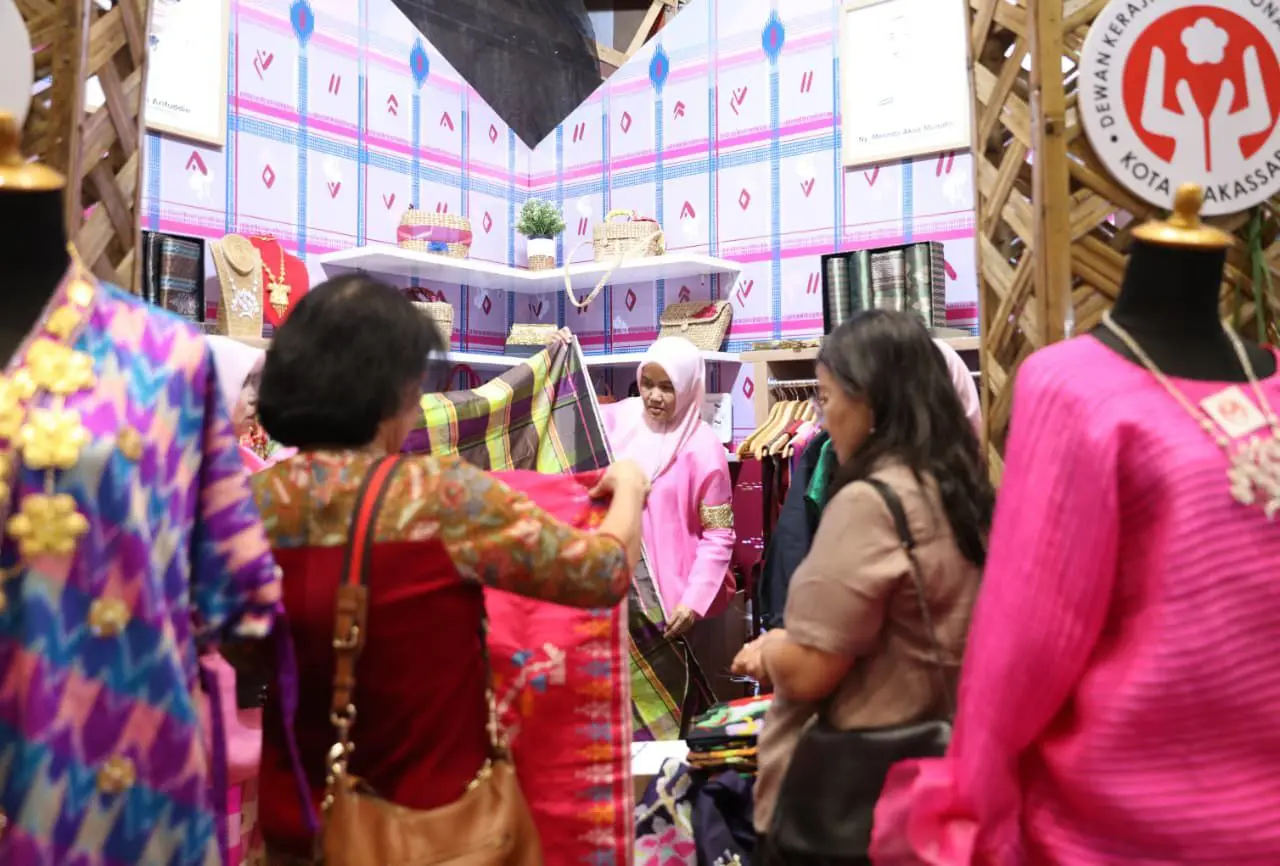Produk Binaan Dekranasda Makassar Laris Manis di INACRAFT 2025