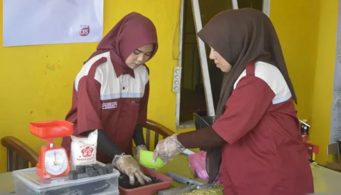 DEB Unhas Latih Warga Bontomanai Produksi Briket, Cikal Bakal UMKM Energi Alternatif