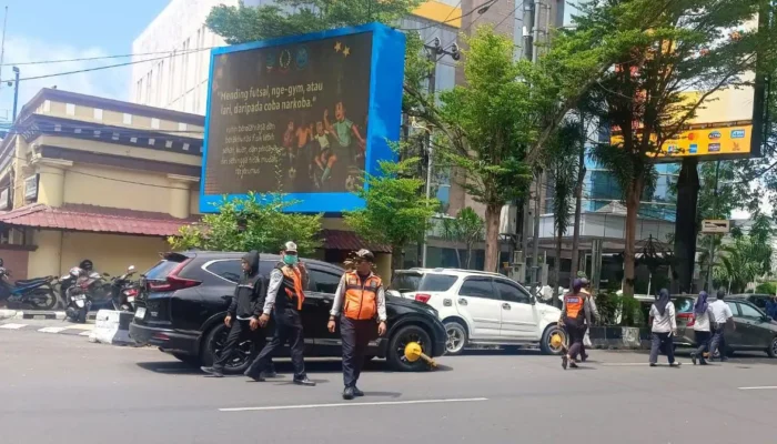 Dishub Makassar Tertibkan Kendaraan Parkir Liar di Sekitar Polrestabes