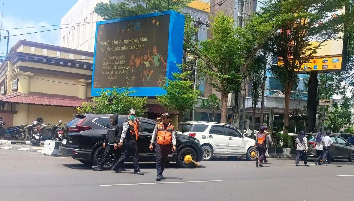 Dishub Makassar Tertibkan Kendaraan Parkir Liar di Sekitar Polrestabes