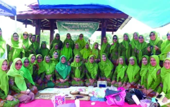 Pengurus Ranting Muslimat NU Kel. Biring Romang Gelar Raker Perdana di Alam Terbuka dengan Penuh Keakraban