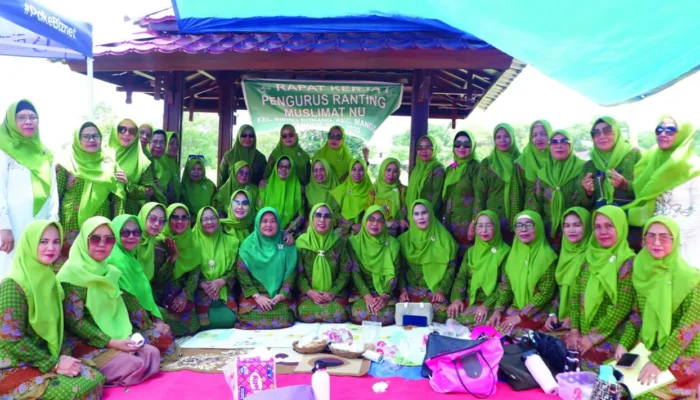 Pengurus Ranting Muslimat NU Kel. Biring Romang Gelar Raker Perdana di Alam Terbuka dengan Penuh Keakraban