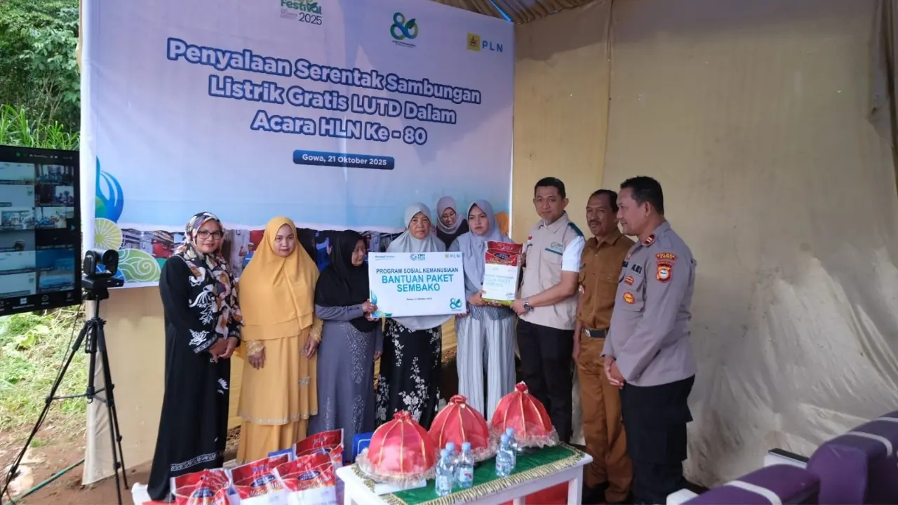 PLN Sulselrabar Terangi 448 Rumah Warga Pra-Sejahtera di Momentum HLN ke-80 2 PLN Sulselrabar Terangi 448 Rumah Warga Pra-Sejahtera di Momentum HLN ke-80