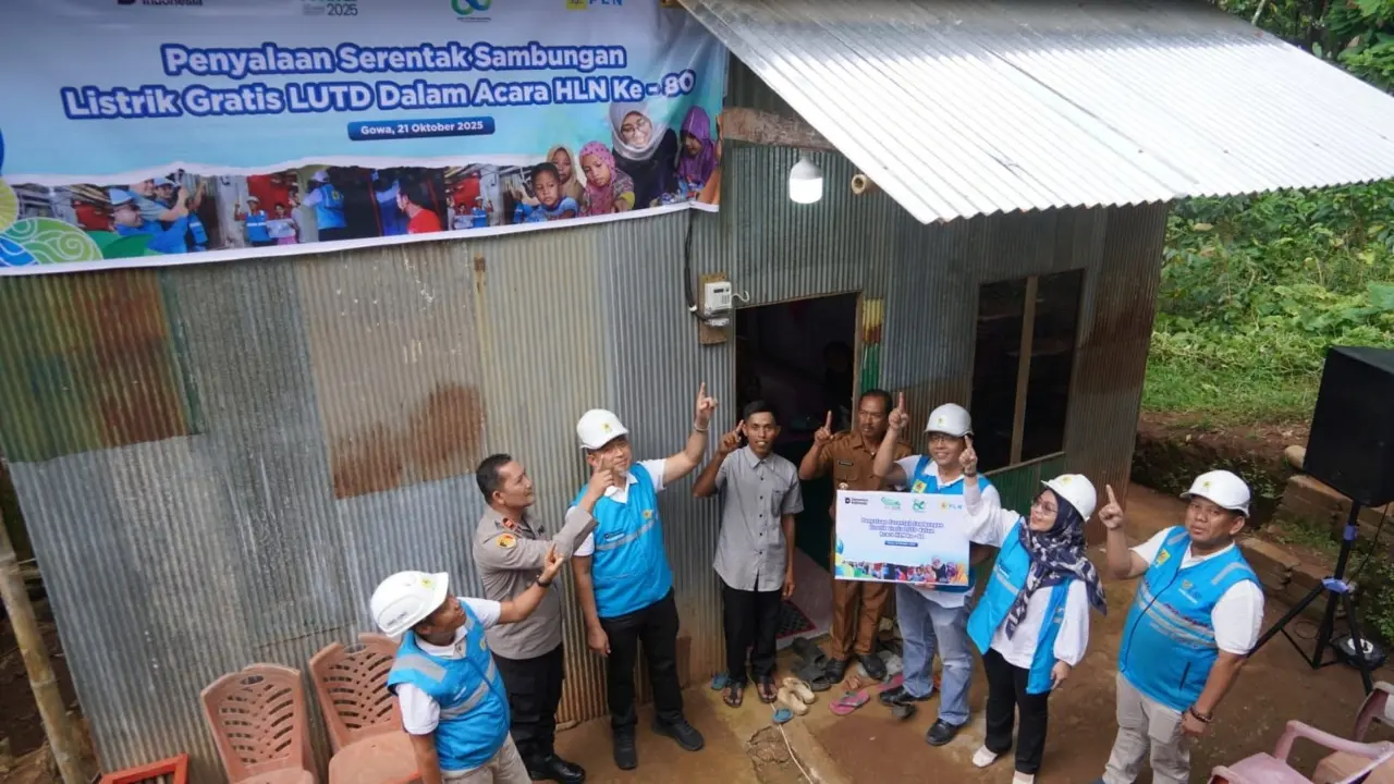 PLN Sulselrabar Terangi 448 Rumah Warga Pra-Sejahtera di Momentum HLN ke-80 3 PLN Sulselrabar Terangi 448 Rumah Warga Pra-Sejahtera di Momentum HLN ke-80