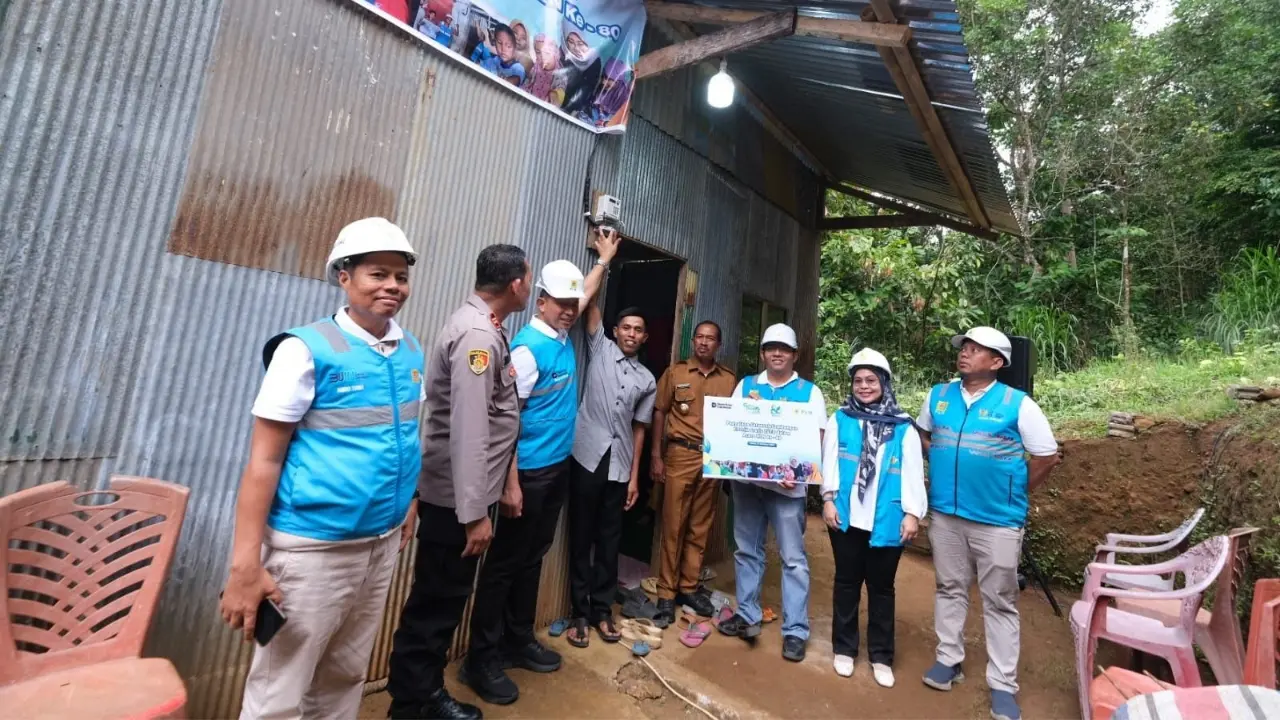 PLN Sulselrabar Terangi 448 Rumah Warga Pra-Sejahtera di Momentum HLN ke-80