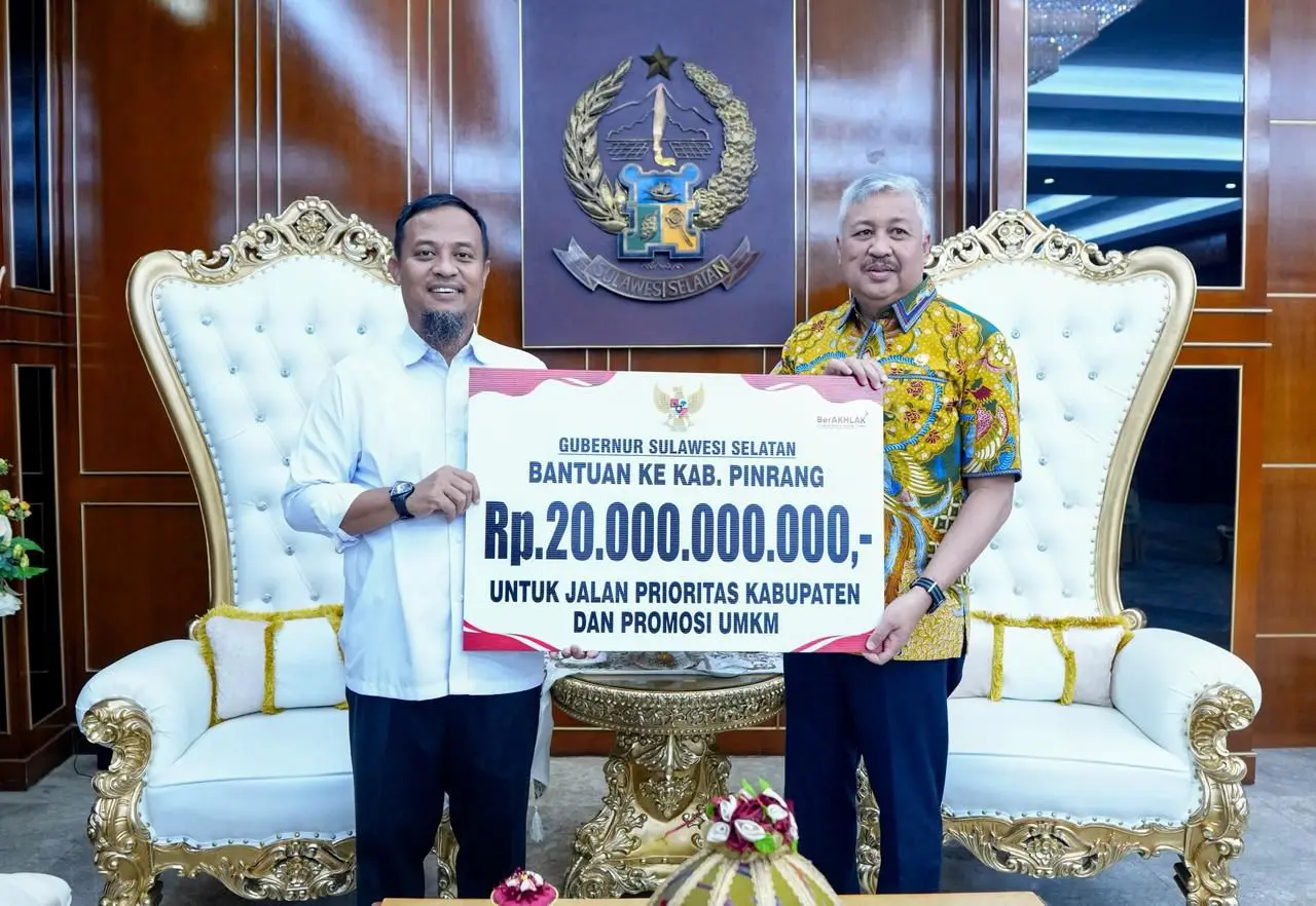 Gubernur Andi Sudirman Serahkan Rp20 Miliar untuk Infrastruktur dan UMKM di Pinrang
