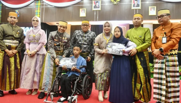 Gubernur Andi Sudirman Beri Bantuan Tabungan Pendidikan untuk 902 Siswa Disabilitas di Sulsel