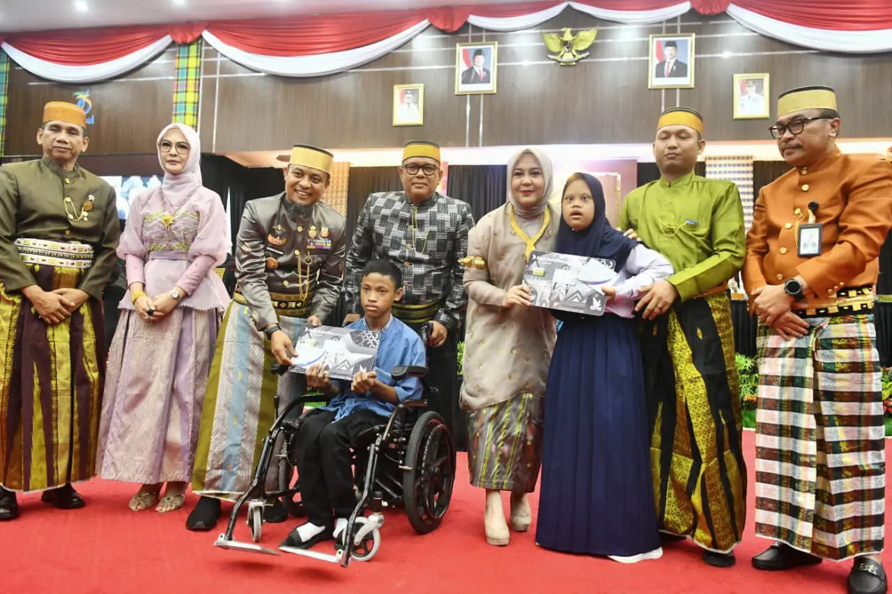 Gubernur Andi Sudirman Beri Bantuan Tabungan Pendidikan untuk 902 Siswa Disabilitas di Sulsel