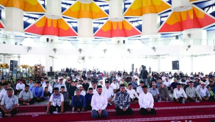 Sekretaris Dewan dan Staf Sekretariat DPRD Makassar Hadiri Tabligh Akbar di Masjid 99 Kubah