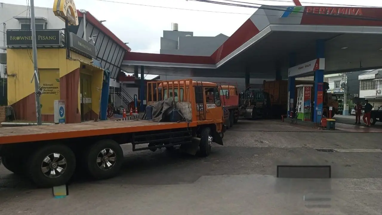 Pertamina Mengaku Tak Tahu Terjadi Antrean Truk di SPBU 2 Pertamina Pastikan Stok Aman, Antrean Truk di SPBU Makassar Hanya karena Lonjakan Pengisian