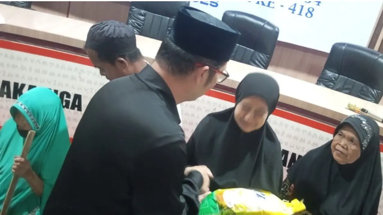 Camat Mariso Berbagi Beras untuk Warga Kurang Mampu, Rayakan HUT Makassar dan Korpri