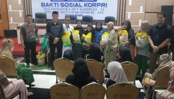 Camat Mariso Berbagi Beras untuk Warga Kurang Mampu, Rayakan HUT Makassar dan Korpri