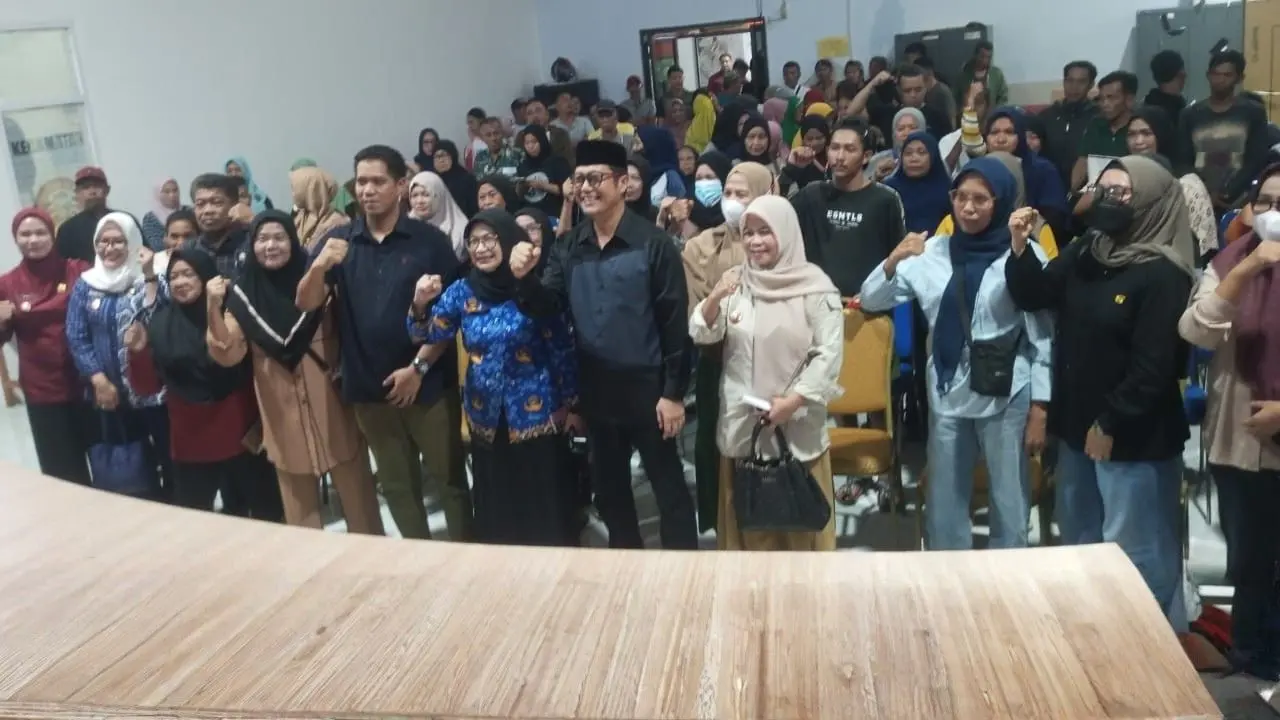 Camat Mariso Berbagi Beras untuk Warga Kurang Mampu, Rayakan HUT Makassar dan Korpri