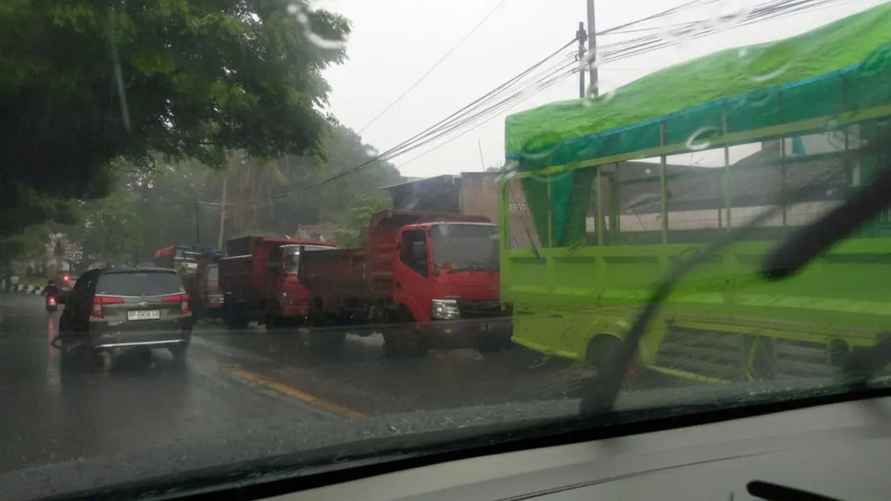 Antrean Solar Masih Mengular di Sejumlah SPBU, Pertamina Klaim Pasokan Normal