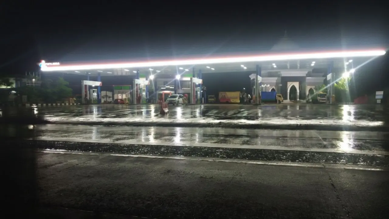 Antrean Solar Masih Mengular di Sejumlah SPBU, Pertamina Klaim Pasokan Normal