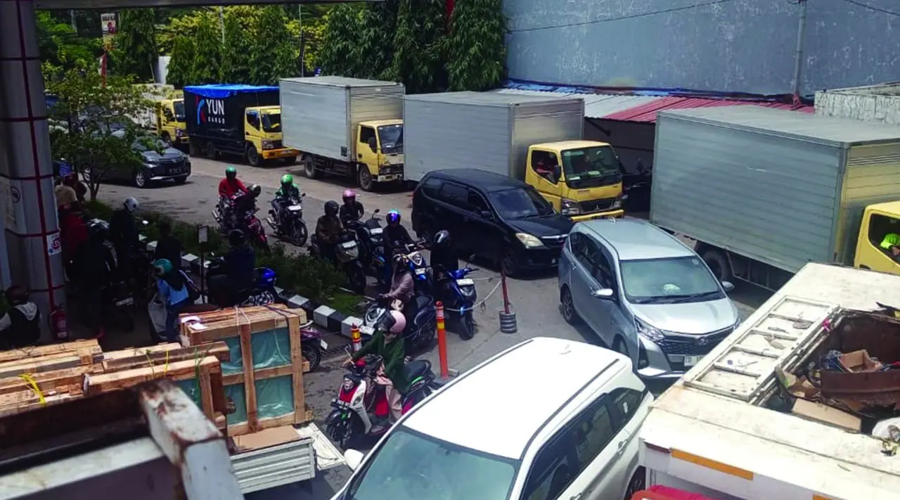 Meski Pasokan Dinyatakan Aman, Antrean Solar Masih Terjadi di Sejumlah SPBU Sulsel