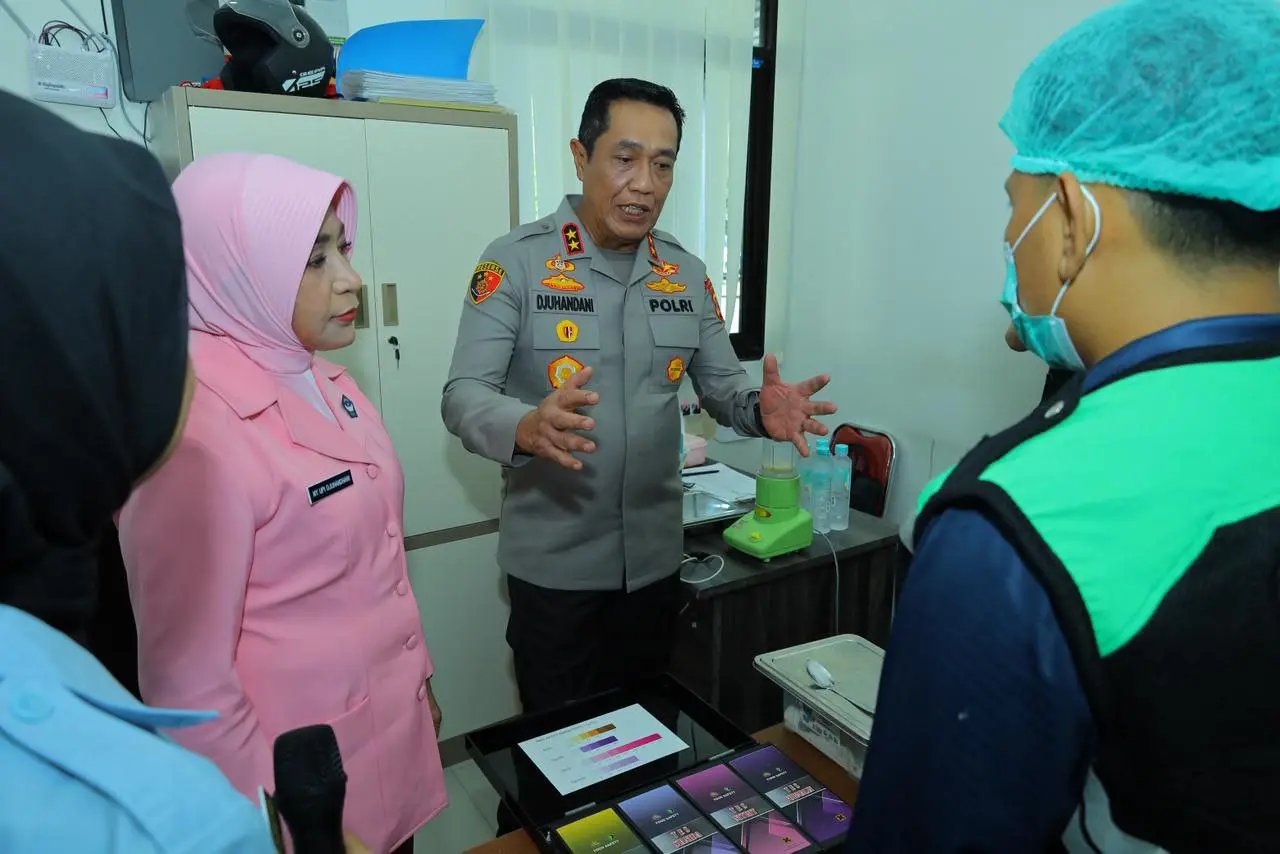 Kapolda Sulsel dan Ketua Bhayangkari Daerah Tinjau SPPG Yayasan Kemala Bhayangkari Polda Sulsel