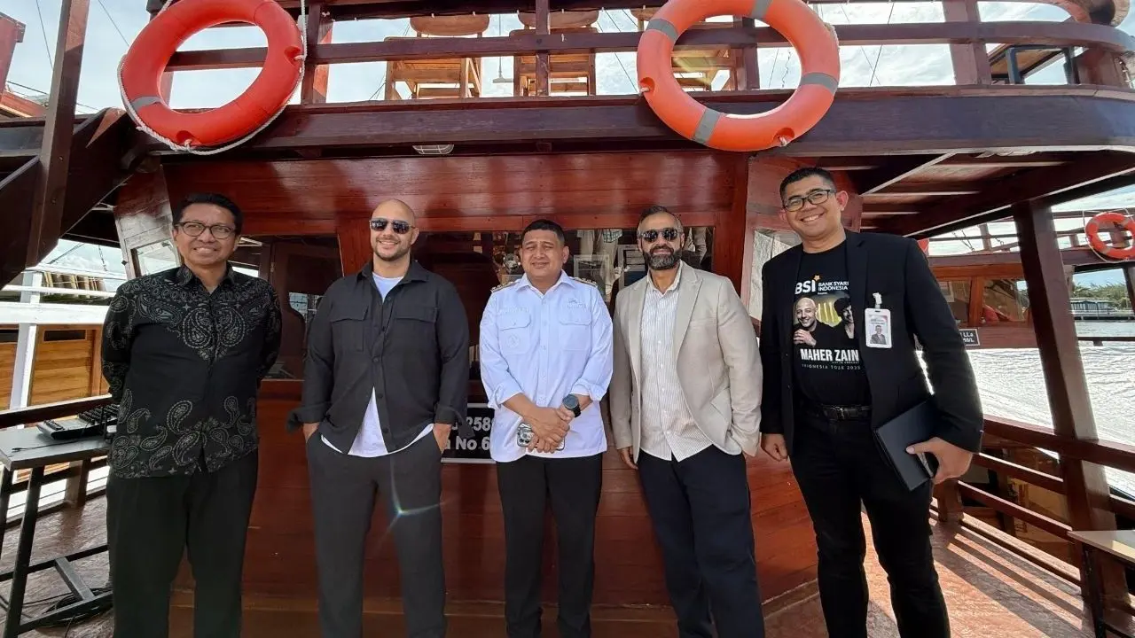 Maher Zain Nikmati Laut Losari dan Ikan Segar Bareng Wali Kota Makassar