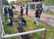 Lurah Bontoa dan Aparatnya Kerja Bakti Bersihkan Saluran Air, Antisipasi Banjir di Musim Hujan