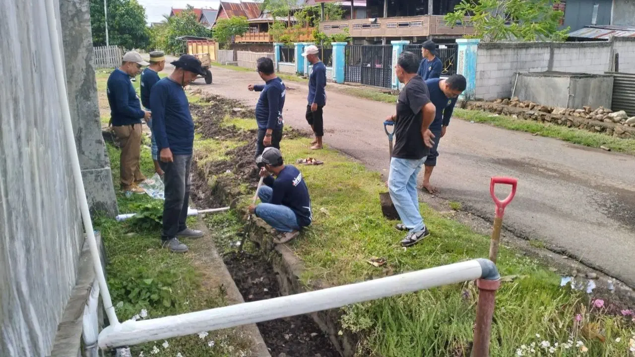 Lurah Bontoa dan Aparatnya Kerja Bakti Bersihkan Saluran Air, Antisipasi Banjir di Musim Hujan