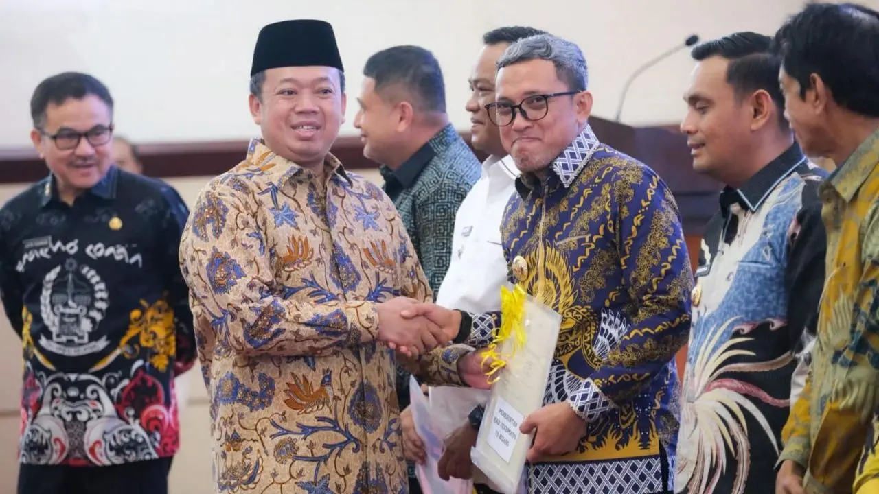 Bupati Paris Yasir Terima Sertifikat Tanah Warga dari Menteri ATR/BPN Nusron Wahid di Kantor Gubernur Sulsel