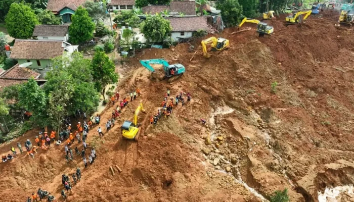 Korban Longsor Cibeunying Jadi 12 Orang, Tim SAR Genjot Pencarian 24 Jam