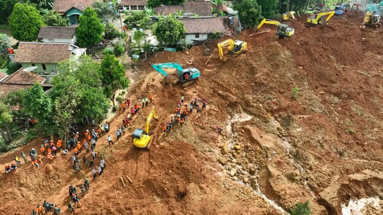 Korban Longsor Cibeunying Jadi 12 Orang, Tim SAR Genjot Pencarian 24 Jam
