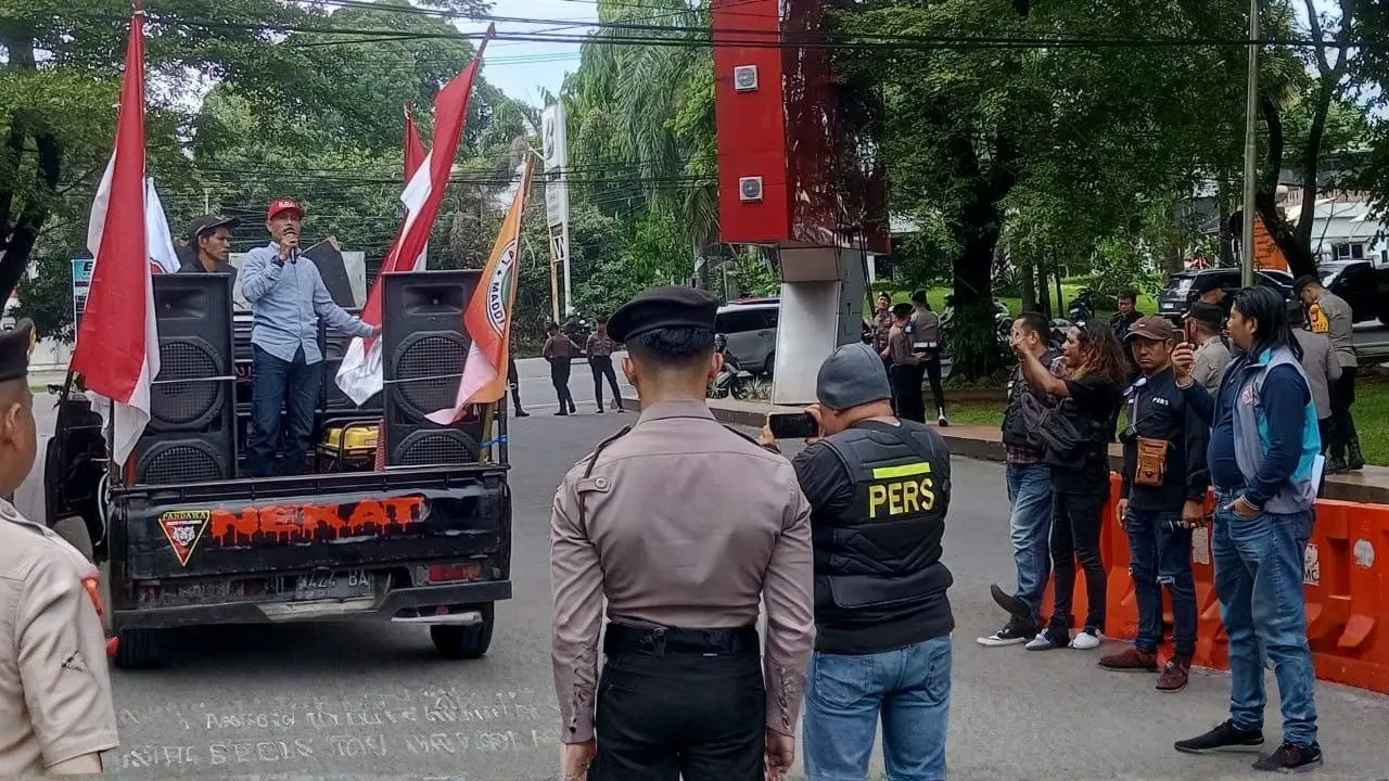 Merasa Dikriminalisasi 15 Tahun, Ishak Hamsah Gelar Aksi Damai di Depan Polda Sulsel