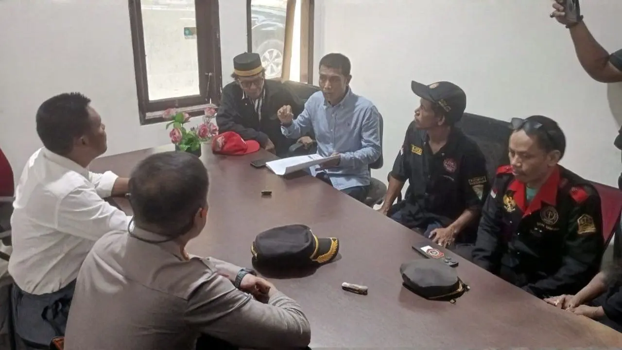 Merasa Dikriminalisasi 15 Tahun, Ishak Hamsah Gelar Aksi Damai di Depan Polda Sulsel