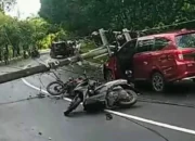 Pohon Tumbang Tarik Tujuh Tiang Listrik di Tanjung Bunga, Empat Kendaraan Jadi Korban