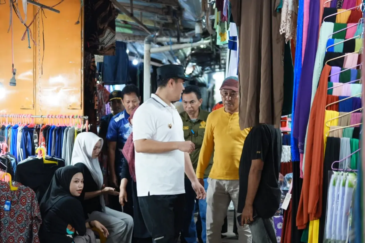 Bupati Pangkep Pimpin Gotong Royong Massal di Pasar Sentral 2 Bupati Pangkep Pimpin Gotong Royong Massal di Pasar Sentral