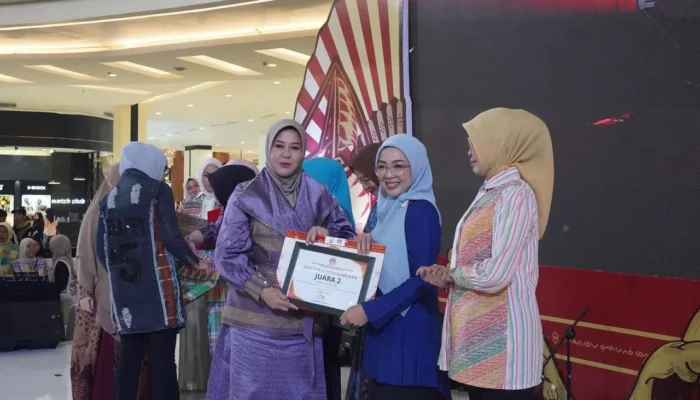 Makassar Tutup Expo Kreatif Andalan 2025, Dekranasda Makassar Borong Apresiasi di Parade Wastra