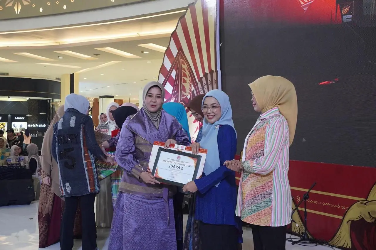 Makassar Tutup Expo Kreatif Andalan 2025, Dekranasda Makassar Borong Apresiasi di Parade Wastra