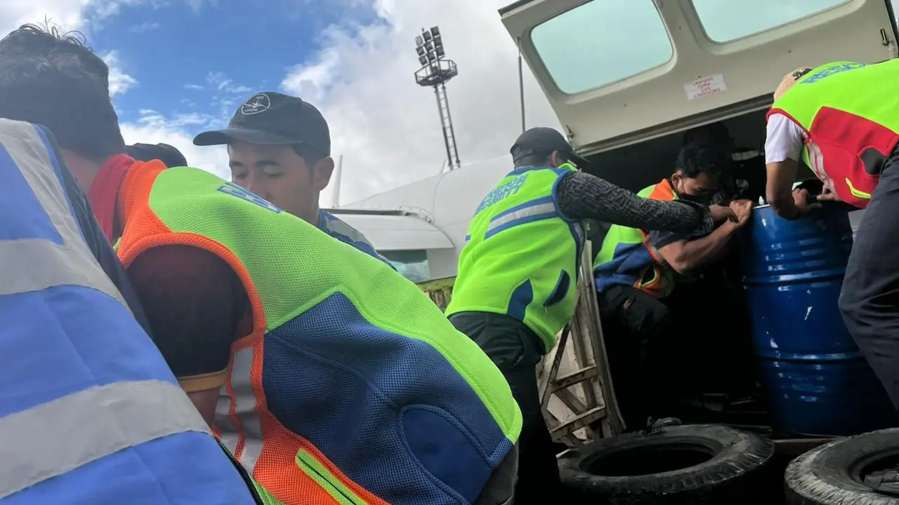 Pertamina Kirim BBM dengan Pesawat Perintis ke Wilayah Terdampak Bencana di Aceh