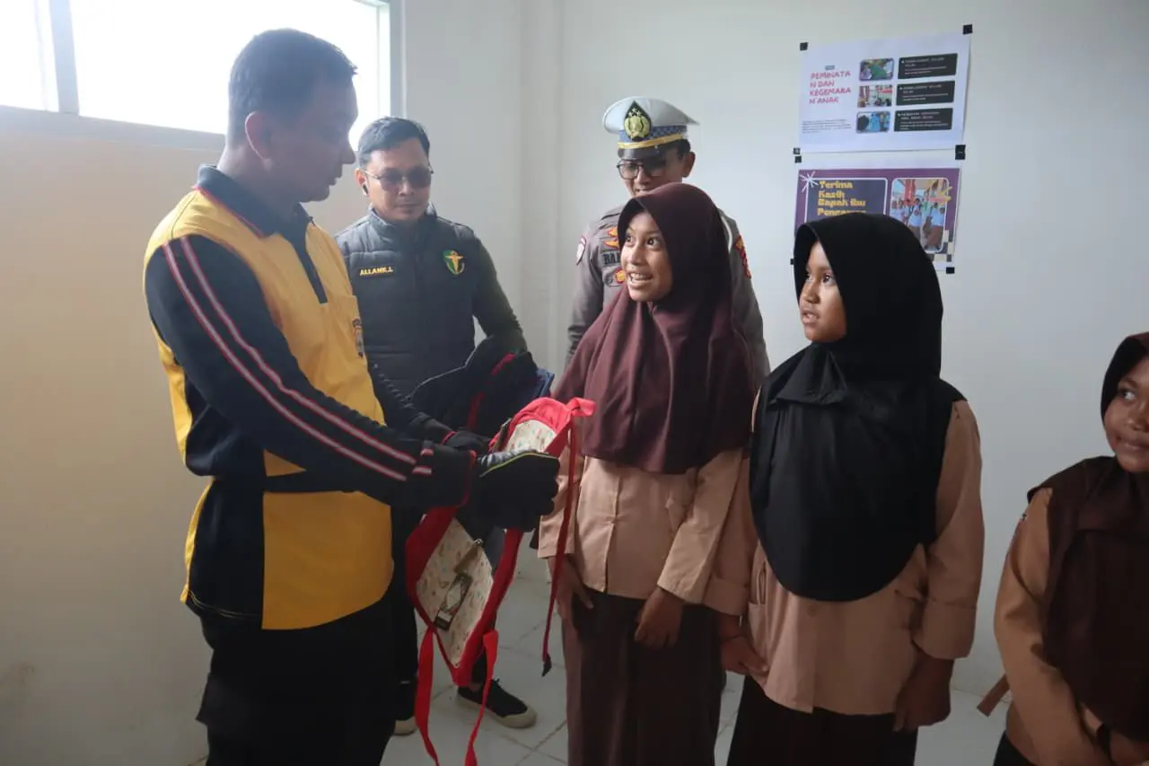 Seragam Sekolah dari Satlantas Diserahkan Kapolres Jeneponto kepada Anak Sekolah di Rumbia