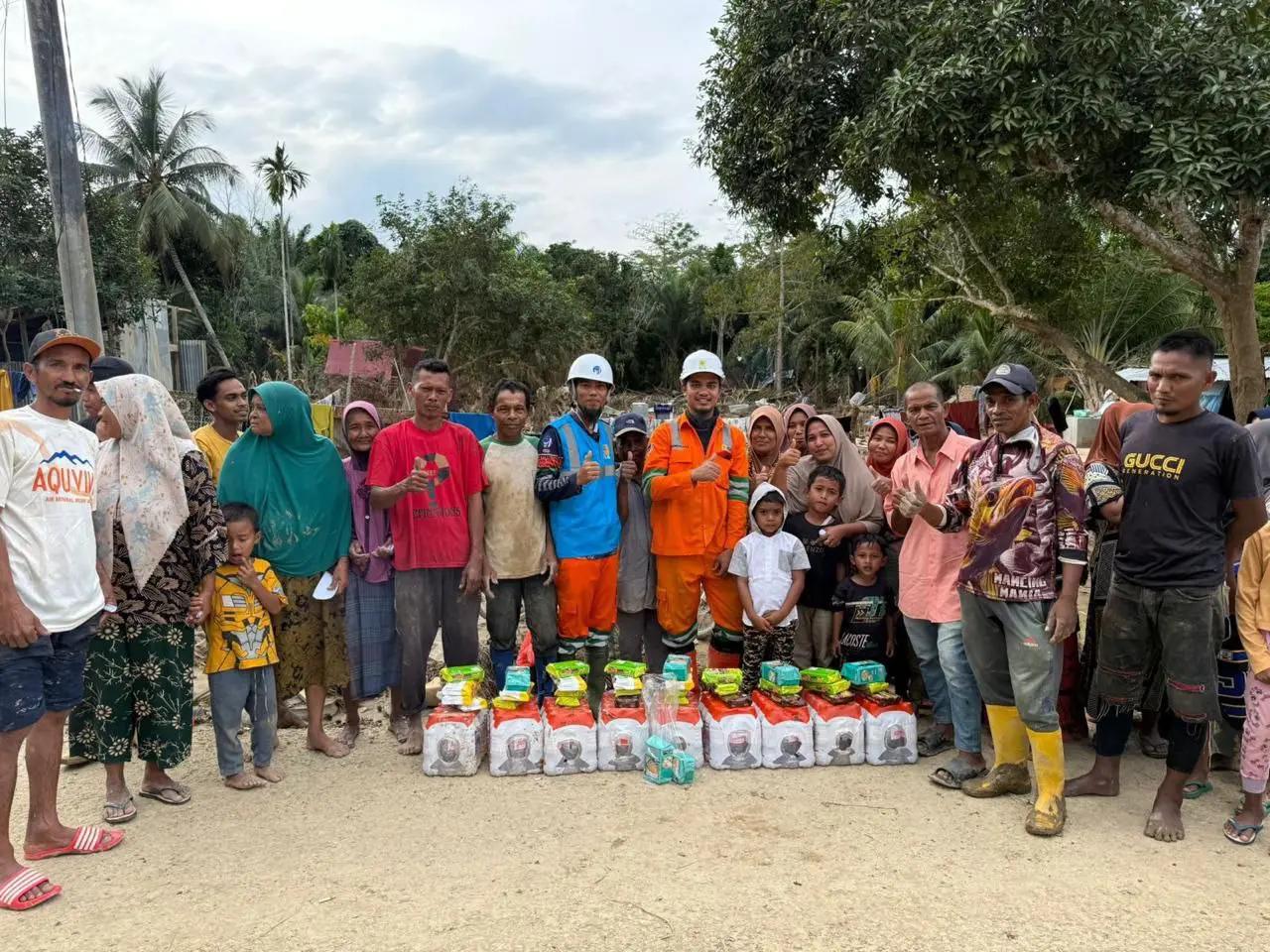 YBM PLN UID Sulselrabar Salurkan Bantuan Kemanusiaan untuk Warga Terdampak Banjir Bandang Aceh Utara