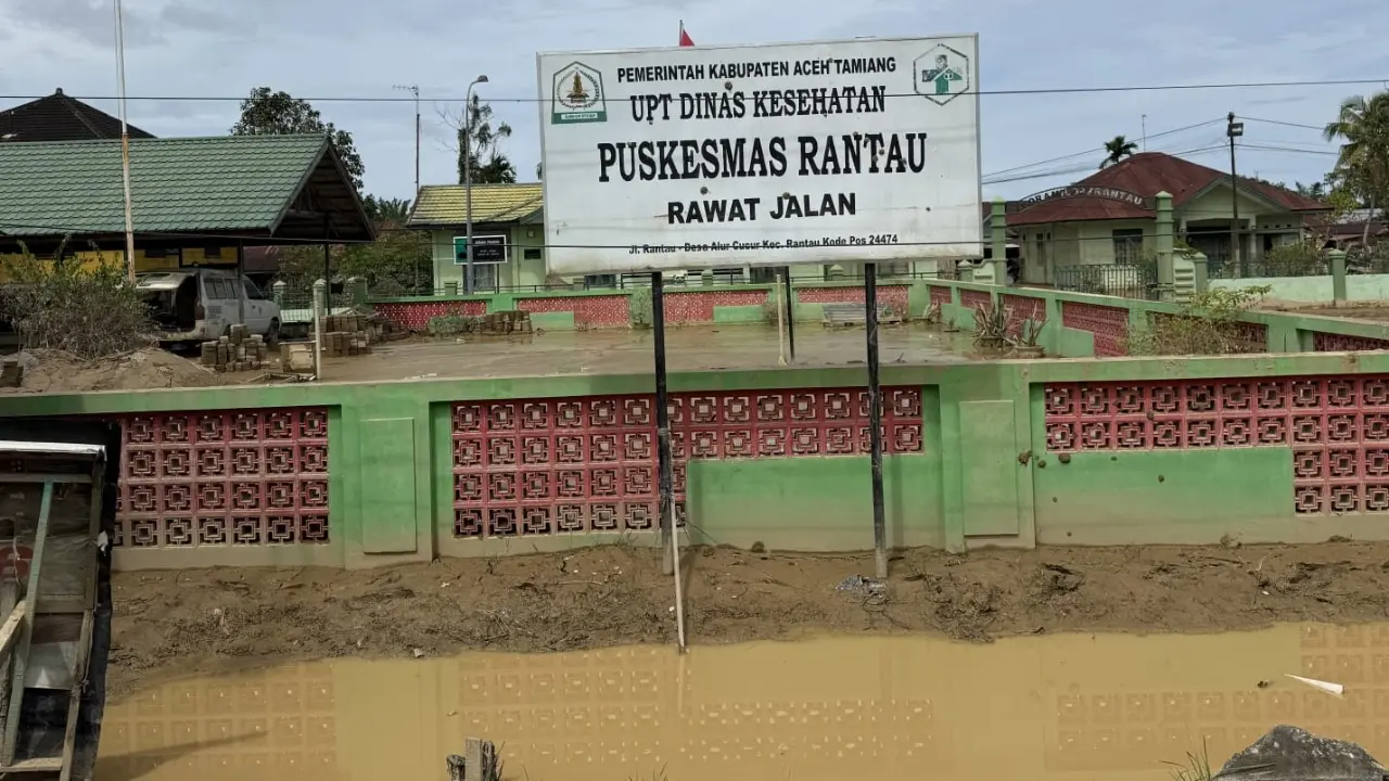 Relawan Pertamina Peduli Turun Langsung Bersihkan Puskesmas Rantau Aceh Tamiang