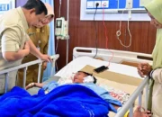 Prabowo Jenguk Korban Kecelakaan di SDN 01 Kalibaru, Pastikan Anak dan Guru Dirawat Maksimal