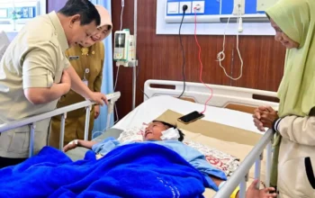 Prabowo Jenguk Korban Kecelakaan di SDN 01 Kalibaru, Pastikan Anak dan Guru Dirawat Maksimal
