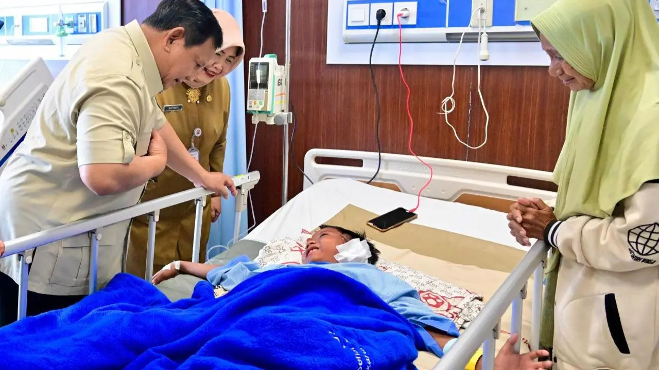 Prabowo Jenguk Korban Kecelakaan di SDN 01 Kalibaru, Pastikan Anak dan Guru Dirawat Maksimal
