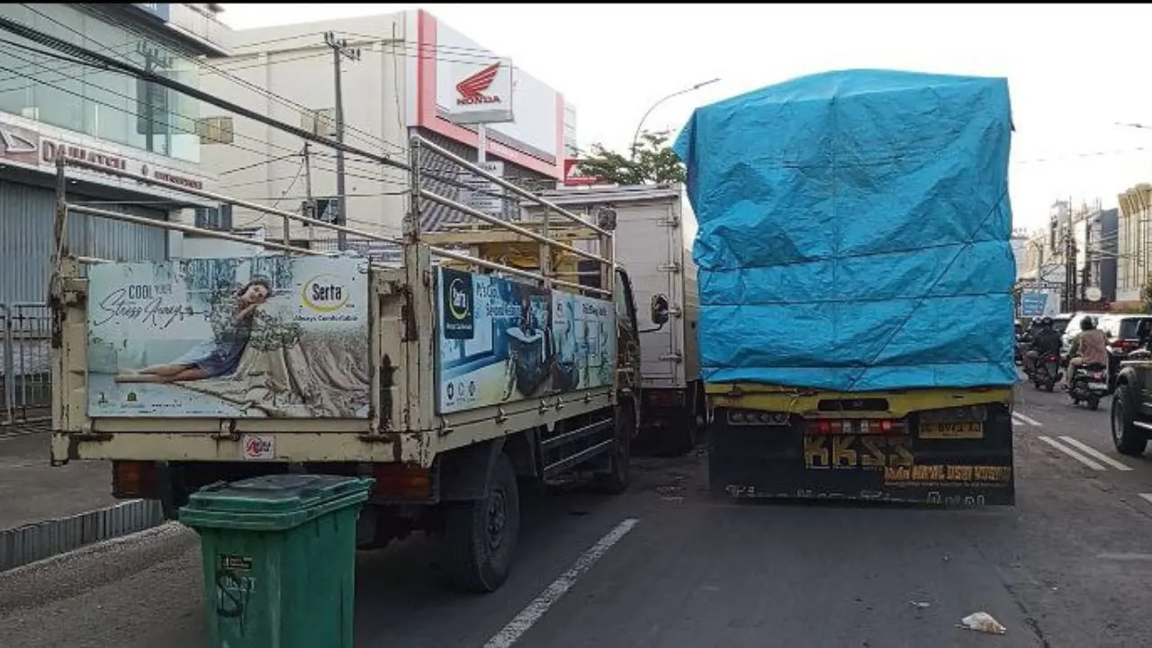 Antrean Truk Mengular di Sejumlah SPBU Makassar, Solar Subsidi Langka Sepekan Terakhir