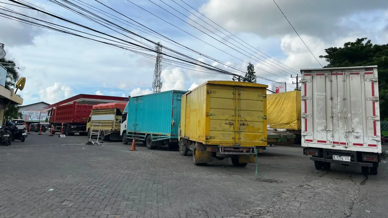 Antrean Truk Mengular di Sejumlah SPBU Makassar, Solar Subsidi Langka Sepekan Terakhir